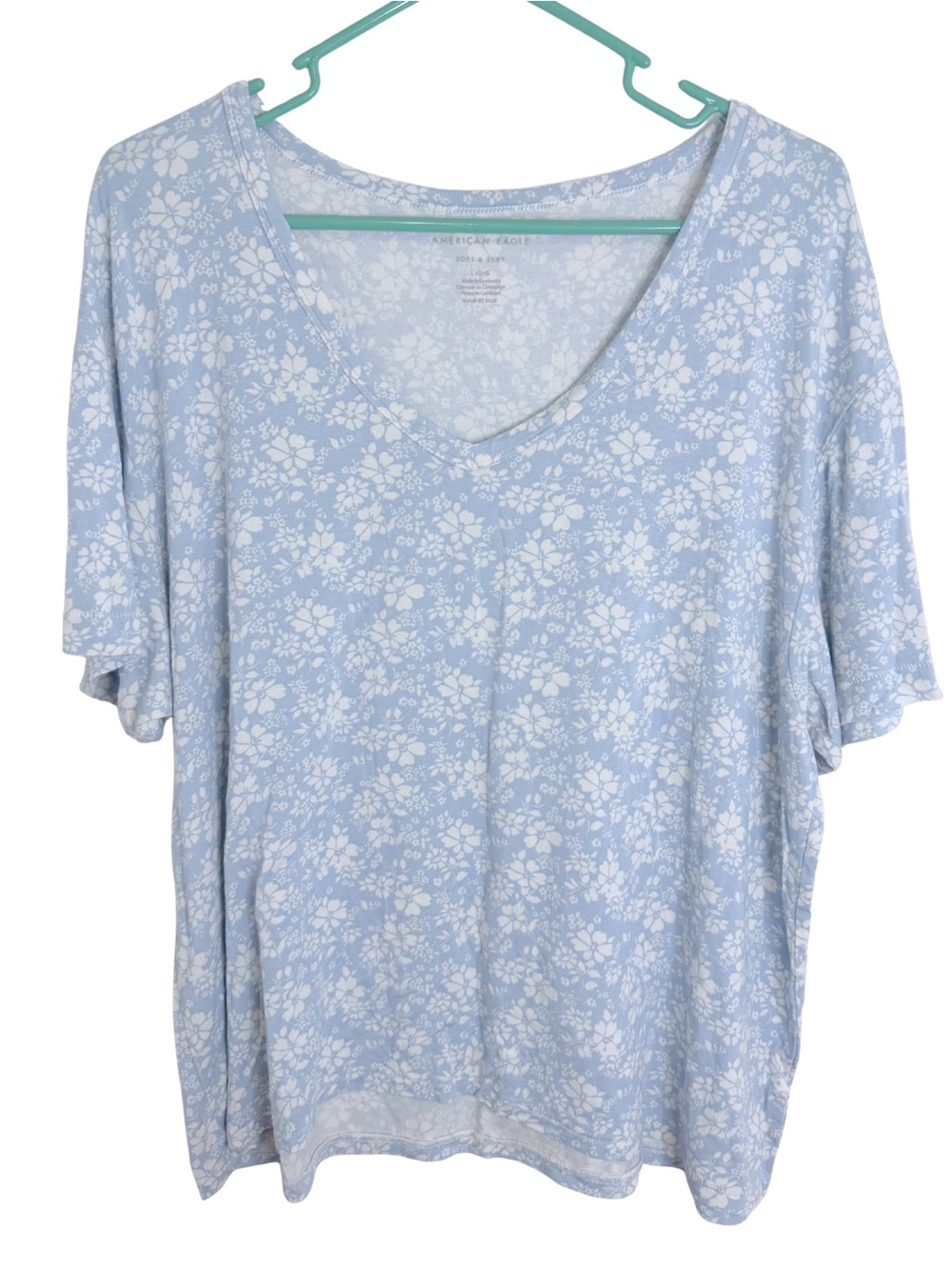 American Eagle Outfitters Light Blue Floral V-Neck Tee Size Large